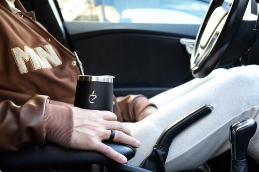 Thermolid tenu en main en voiture à l'arrêt.